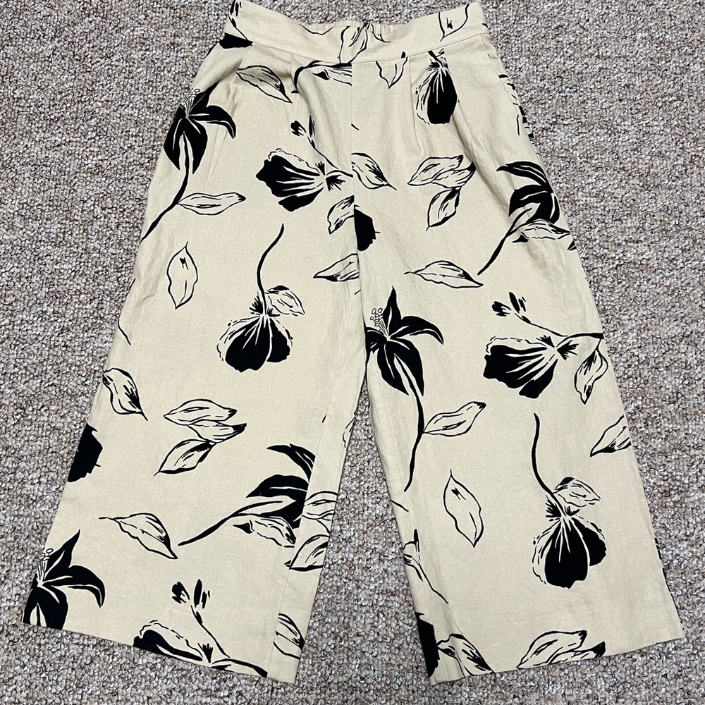 Linen capri length pants.